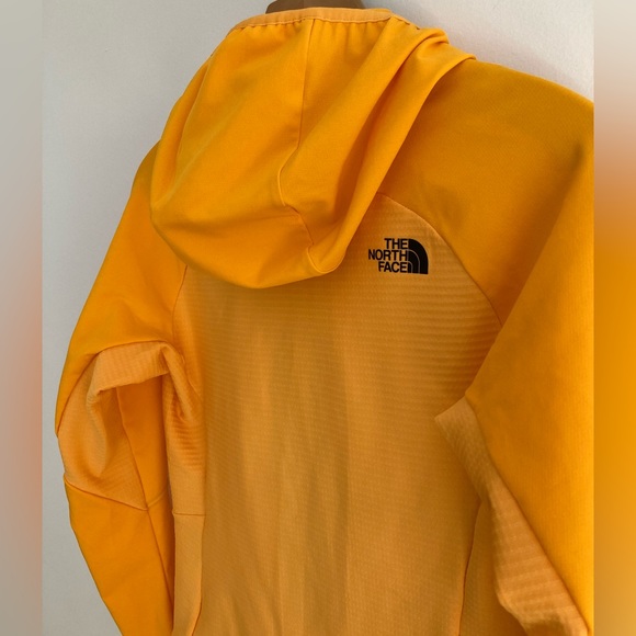 North face jacket in marigold - Picture 8 of 10